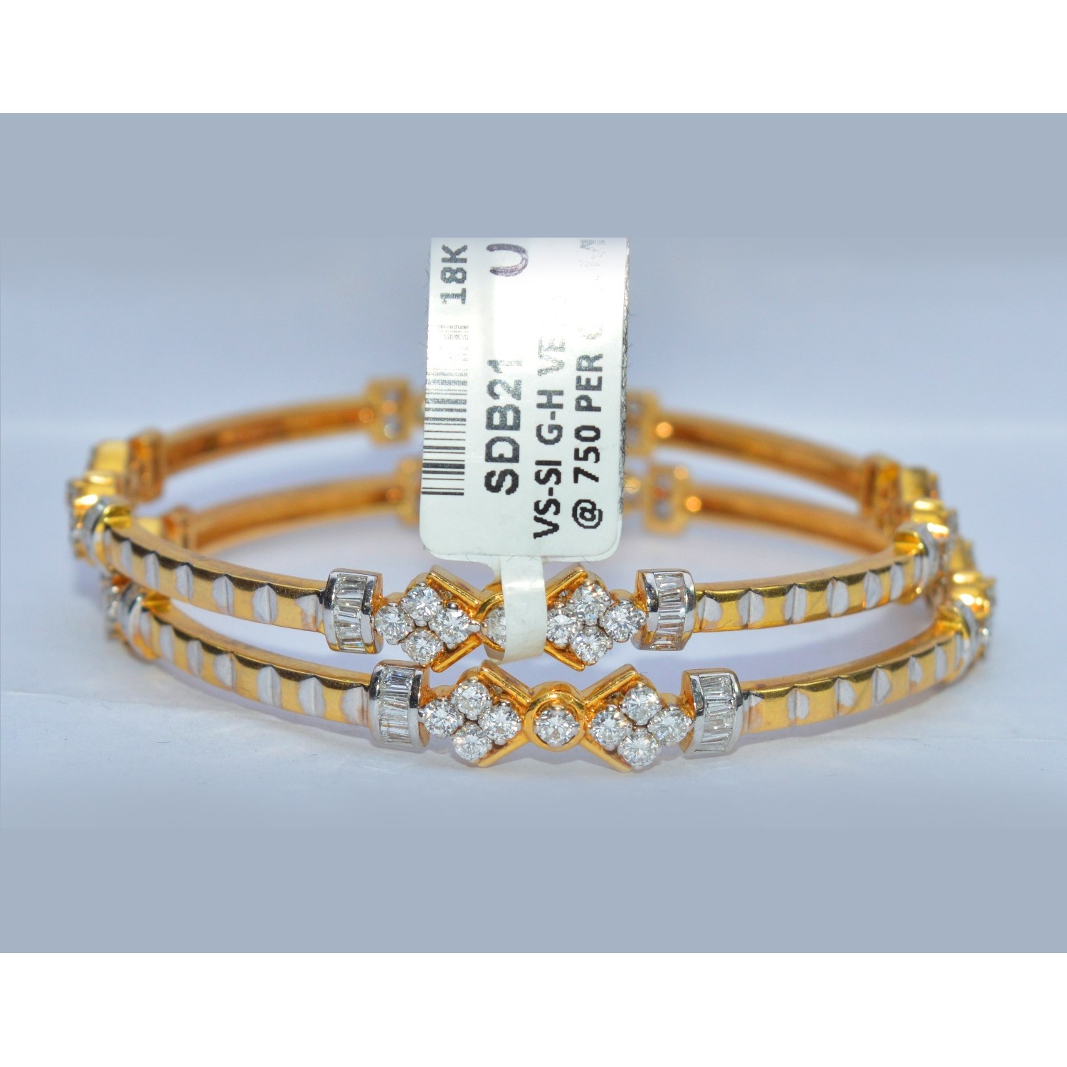 Ravishing 18k Yellow & White Gold Bangle